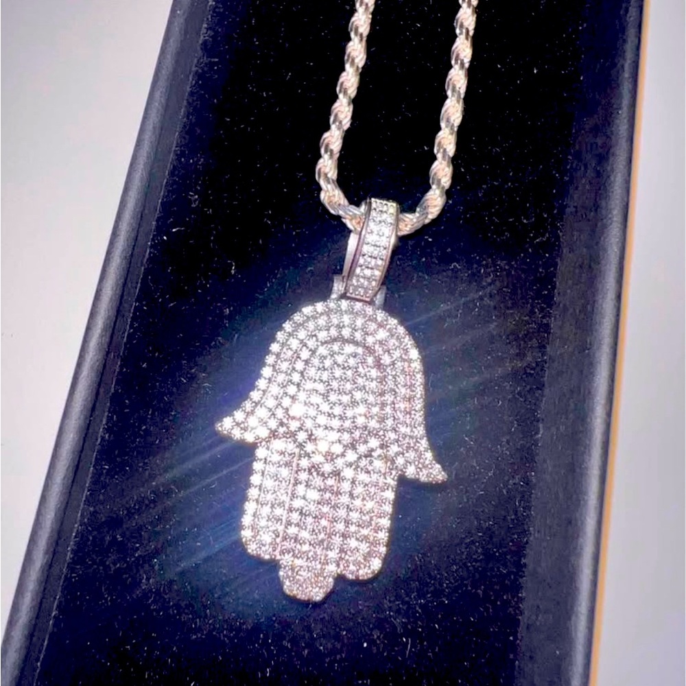 VVS1 Moissanite Hamza Pendant S925 comes with real Silver chain